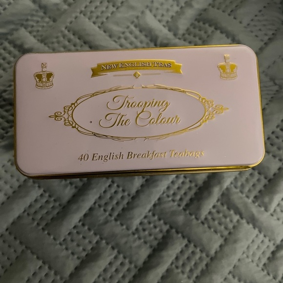 New English Teas Trooping the Colour Queen Elizabeth II Tea Tin -40 Teabags - Picture 2 of 6